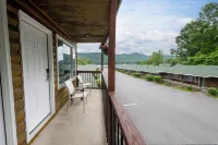Scotty's Lakeside Resort - Mountain view