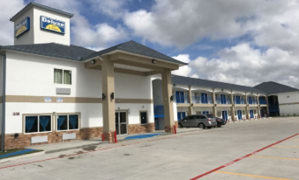 Deluxe Inn & Suites - Baytown
