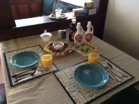Hilo Bay Oceanfront Bed and Breakfast - فطور