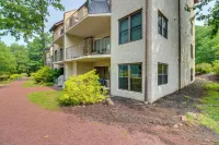 Steps to Shore: Scenic Big Boulder Lake Condo! - موقف سيارات