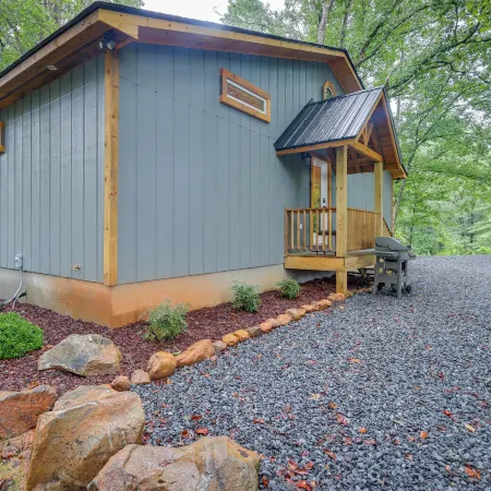 Blue Ridge Mountainside Cottage w/ Fire Pit!