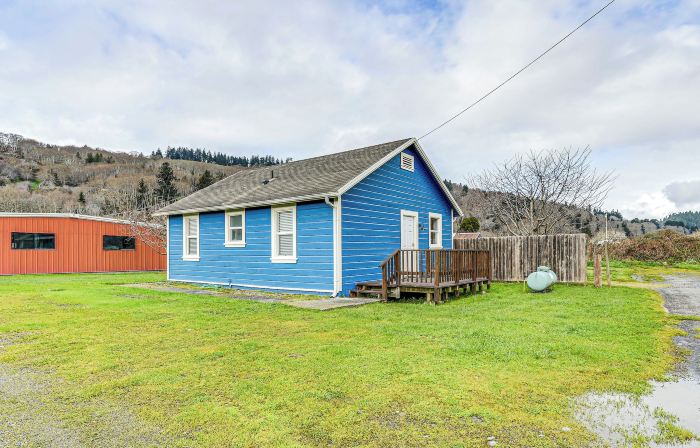 Cozy NorCal Cottage 2 Mi to Redwoods and Beaches!
