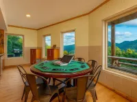 Heavenly Heights Lodge •Hot Tub •Theater •Game Room • Pet Friendly • Elopements Hotels in Yancey County