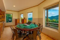 Heavenly Heights Lodge •Hot Tub •Theater •Game Room • Pet Friendly • Elopements