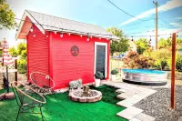 Cute downtown Hagerman cottage with stock tank pool & putting green.