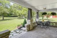 Pet-Friendly Home: Grill & Fire Pit in Manhattan - parkir