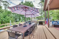 Lakehouse Hot Tub, Waterslide, Game Room and Kayaks - parking