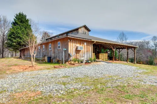 Converted Barn Couple's Oasis Near Tallulah Gorge - parking