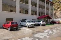 Kavin the Chail Resort - Serene Valley Views - parking