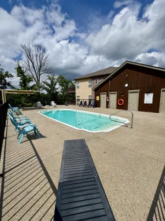 Spacious Master Suite and Private Deck with Grill - Elegant Retreat Отели в г. Pine A Township