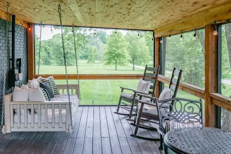 Stylish private home, 1 mile from Historic Downtown Franklin, TN