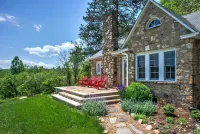 Charming Stone Cottage and Rustic Barn - Serene Mountain Escape Отели в г. Мак-Дауэлл