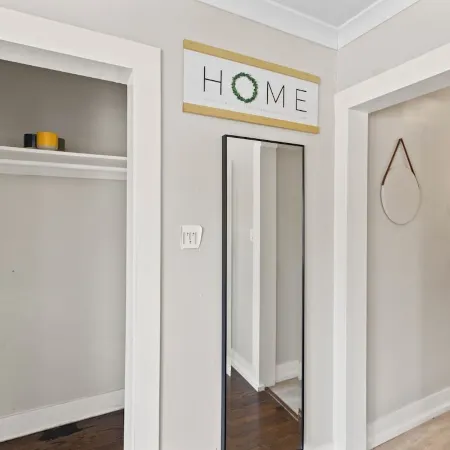 Charming 2BD W/ Parking 15 Mins from Downtown