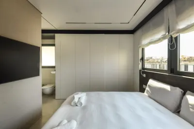 Modern and Vibrant 1BR apt with Private Balcony