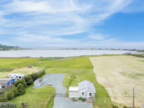 Swan Lake Cottage by AvantStay Hotels in Oak Harbor