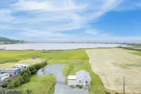 Swan Lake Cottage by AvantStay Views Firepit Hotel di Oak Harbor