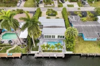 Luxury Waterfront Home w/ Pool, Hot Tub & Dock Near Las Olas Gulfstream