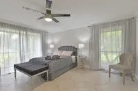 Cozy home with big pool and BBQ in Wellington!