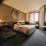 Le Merle Blanc Hotels in Digoin