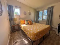 Large Backyard with Hot Tub and Close to Beach - Retro Charming Getaway Hotels in Brownhelm Township