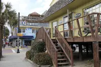 Charming Oceanview Bungalow - Prime Location - Steps to Beach - 3 tähden