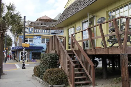 Charming Pet Friendly Oceanview Bungalow - Prime Location - Steps to beach