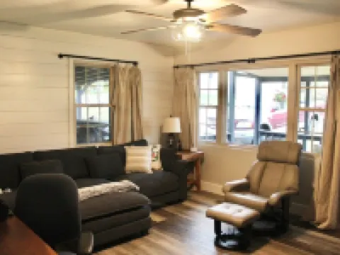 Snuggle up and relax with the whole family at this Ava home. 아바 호텔