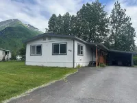 Black Gold Getaway .....Walking Distance to Town