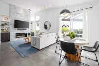 수영장과 온수 욕조가 있는 게이트 홈