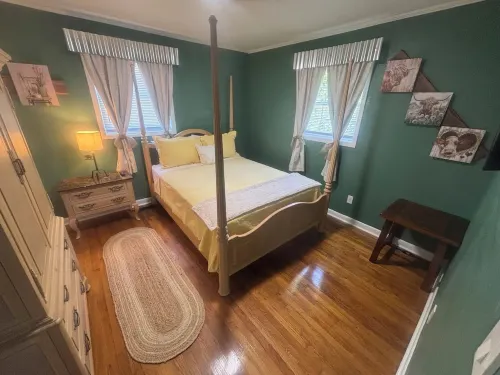 Cow Patch - Country Styling with Large Parking located in Town, Nintendo, EV Hotels in Lincolnton