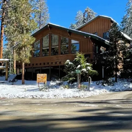 Sleeps 26 people.. 1 of a kind Lodge... Large families, team bonding, retreats!