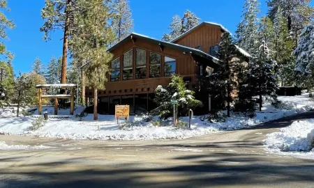 Sleeps 26 people.. 1 of a kind Lodge... Large families, team bonding, retreats!