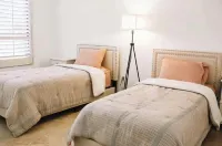 Oceanfront condo With private pool with view Pepper Park Beach附近的飯店