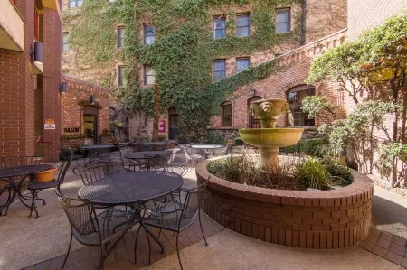 Boutique Retreat in Wine & Gold Country Отели в г. Плейсервилль