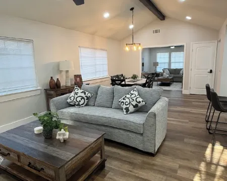 "Golden Retreat –3BR/2BA Escape" located in the top neighborhood in Madera Hoteles en Madera