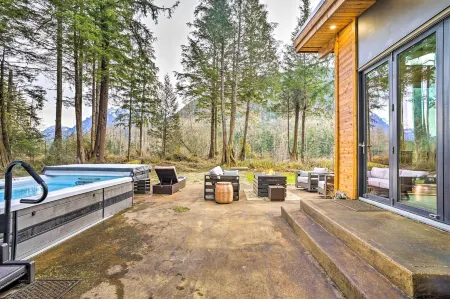 Gold Bar Cabin on Skykomish River Heated Swim Spa Отели в г. Индекс