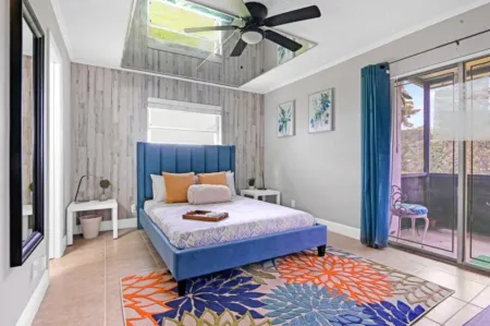 Light & Airy 2-Bedroom Lakeview Condo with Pool Отели рядом с достопримечательностью «Dream World Florist and Décor»