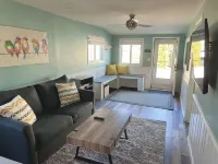 Little Blue on Second St! Cozy & close to the beach, pub, bar, and downtown! Hotels in Elgin County