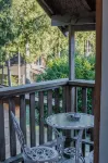 Quiet carriage suite near vinyards and lake