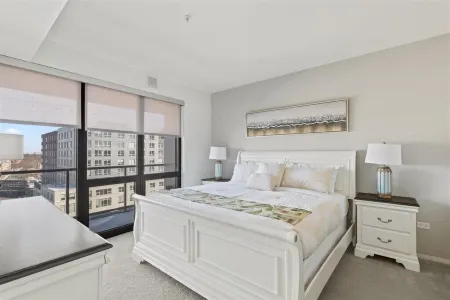 "Bliss of Evanston" 180°view, 2BDR +2Bath UrbanLux Отели в г. Эванстон