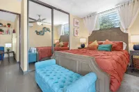 Levittown Gold: Spacious 4-Bedroom Guesthouse Building in SunnyToa Baja