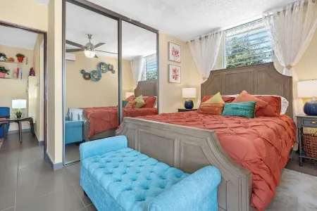 The Jewel of Levittown: Charming 2-bedroom apartment with WiFi, AC in Toa Baja Отели в г. Левитовн