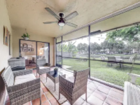 Riverfront Backyard & Grill: Sunrise Family Home Hotels in Sunrise