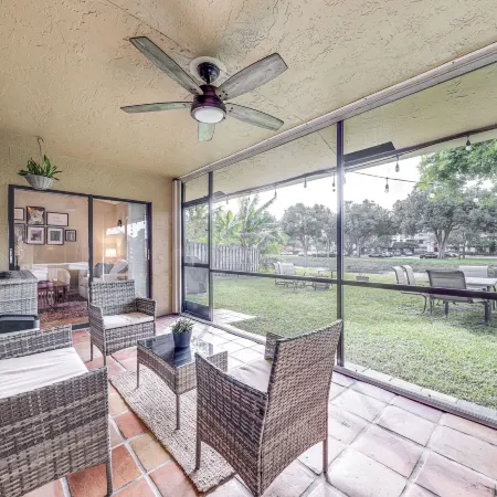 Riverfront Backyard & Grill: Sunrise Family Home