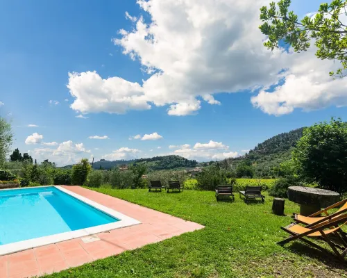 Cosy Farmhouse in Bacchereto with Swimming Pool Hotéis em Carmignano