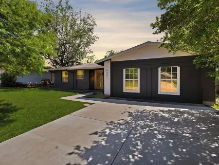 Fun and Action in Richardson! Отели рядом с достопримечательностью «Университет Техас в Даллас»