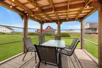Seashell by the Seashore: Cozy 1BR Cottage Steps from Private Sandy Beach