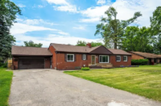 Spacious 5-bedroom house with Jacuzzi, Game room & WIFI in delightful Southfield