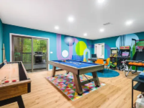 OMG! Indoor Mini Golf, Bowling, Theater, Hot Tub Hotels in McGaheysville