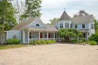 Historic Decor and Scenic Delights - Charming Nautical Retreat Hotel di Ledyard Center